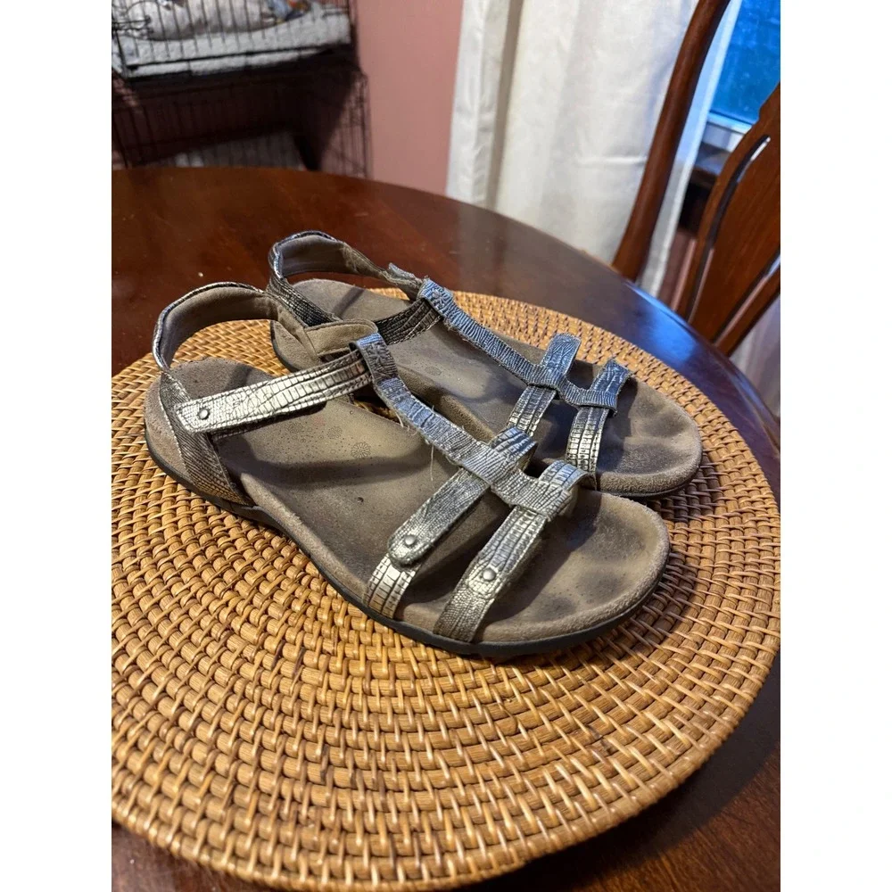 Taos Trulie Silver Metallic Leather Strappy Comfort Sandals Womens